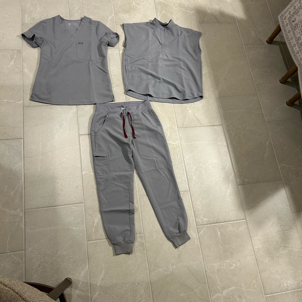Figs Cement Scrub Set with Burgundy drawstring